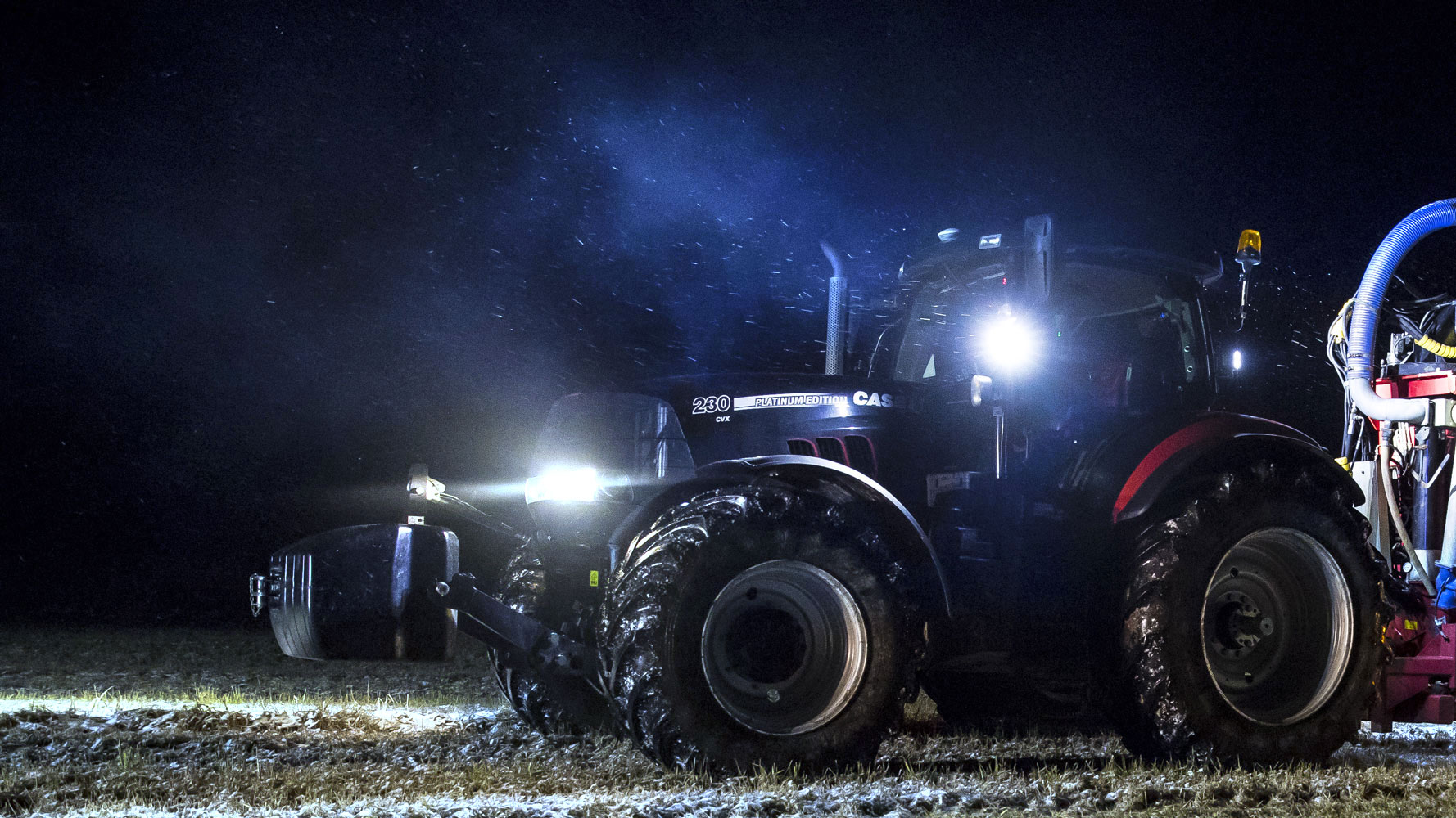 Phares à LED Nordic Lights, montés sur un tracteur en plein travail