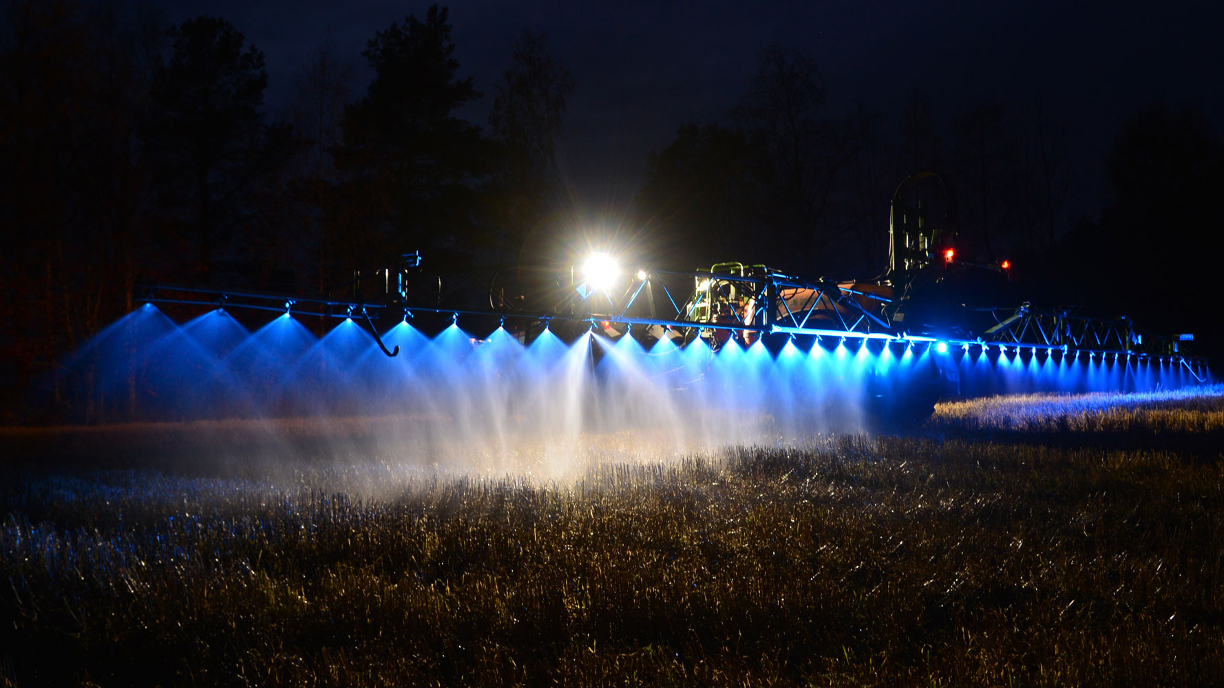 Luz led azul de brazo para pulverizadores de cultivo montada en un pulverizador de cultivos