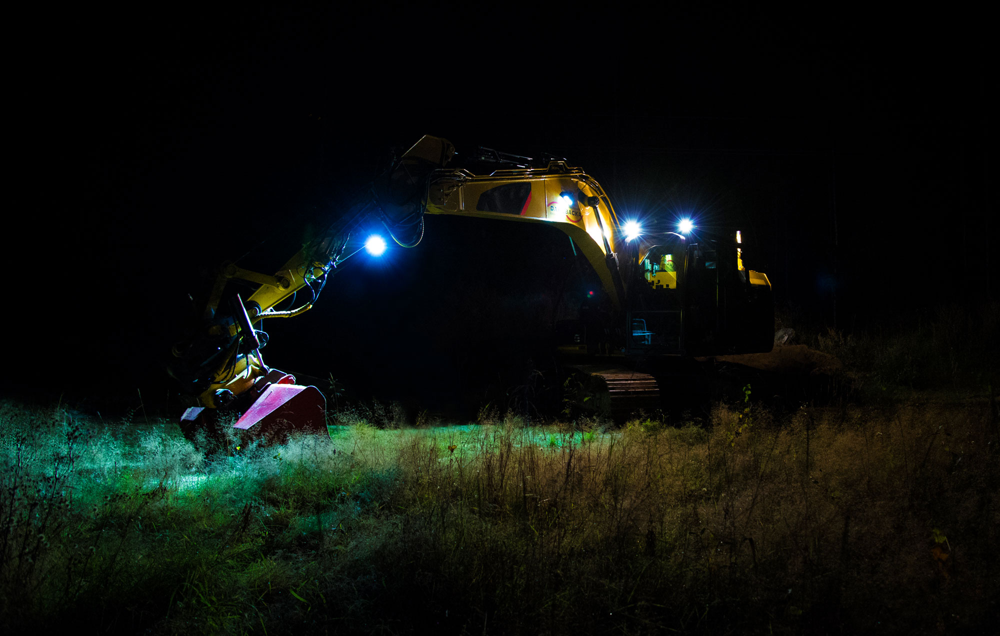 Excavatrice jaune équipée de phares à LED Nordic Lights