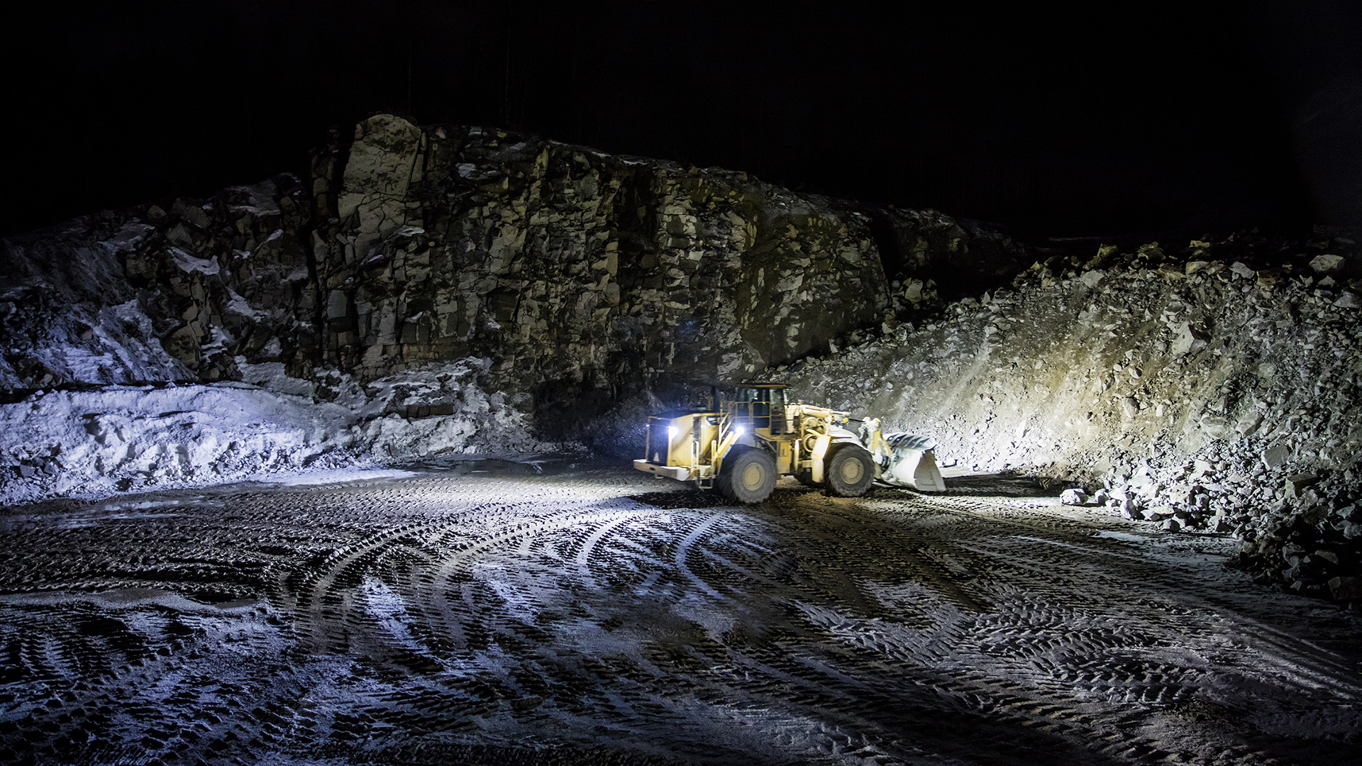 Yellow wheel loader with Nordic Lights wheel loader LED lights